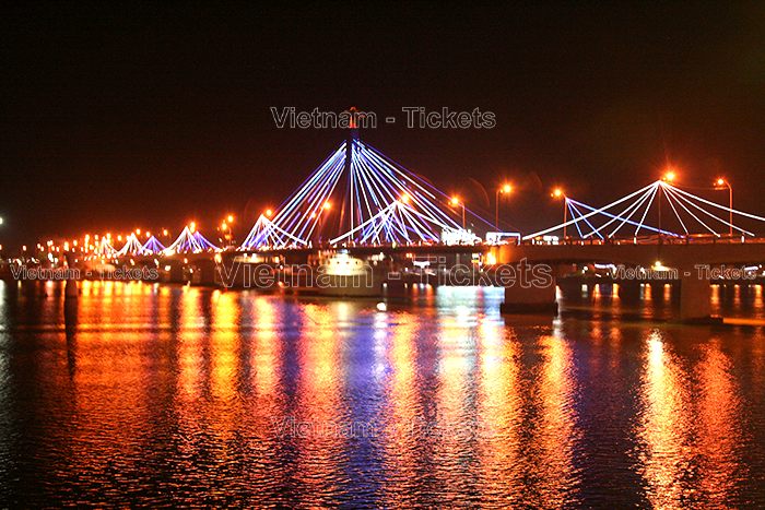 Ngắm nhìn ánh đèn rực rỡ của Đà Nẵng tại cầu sông Hàn | Ăn chơi gì ở Đà Nẵng