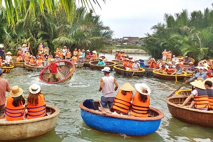 Trải nghiệm ngồi thuyền thúng ngắm cảnh tại rừng dừa Bảy Mẫu | Ăn chơi gì ở Đà Nẵng