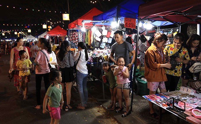 Trải nghiệm mua sắm tại chợ đêm Thanh Khê Tây | Ăn chơi gì ở Đà Nẵng