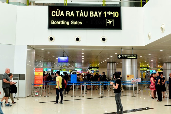 Hành khách di chuyển đến cửa ra tàu bay để chuẩn bị lên máy bay | Check-in sân bay