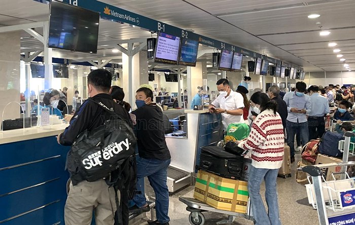 Hành khách xuất trình giấy tờ và vé máy bay tại quầy thủ tục | Check-in sân bay