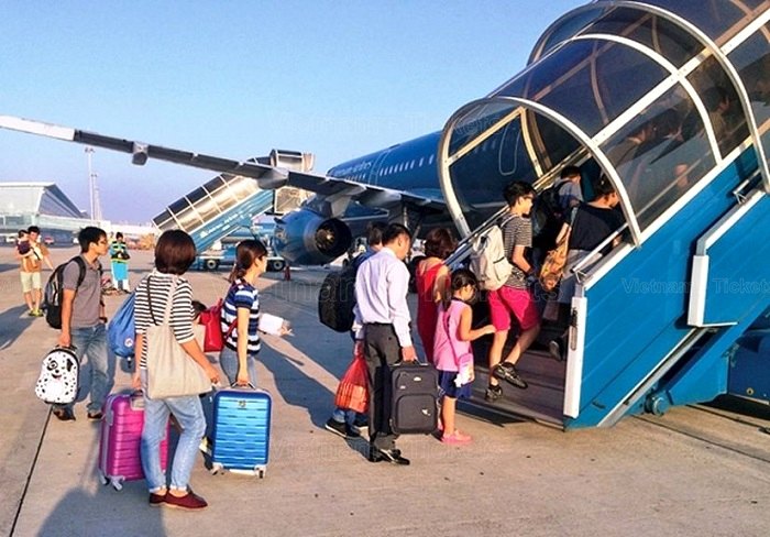 Hành khách đang xếp hàng lên máy bay sau khi hoàn tất các thủ tục | Check-in sân bay