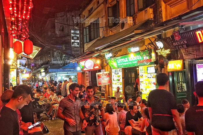 Hòa vào không khí vui nhộn của phố bia Tạ Hiện | Chỗ ăn chơi ở Hà Nội