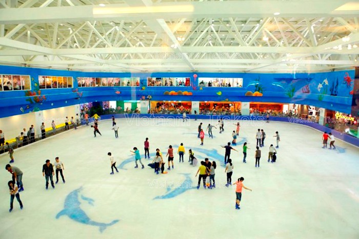 Trải nghiệm trượt băng tại TTTM Royal City | Chỗ ăn chơi ở Hà Nội