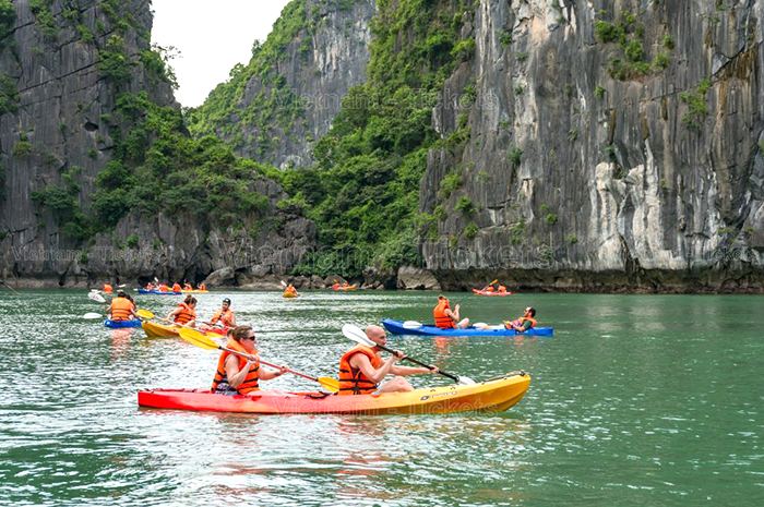 Chèo thuyền Kayak ngắm toàn cảnh Vịnh Lan Hạ | Chơi gì ở Hạ Long 1 ngày