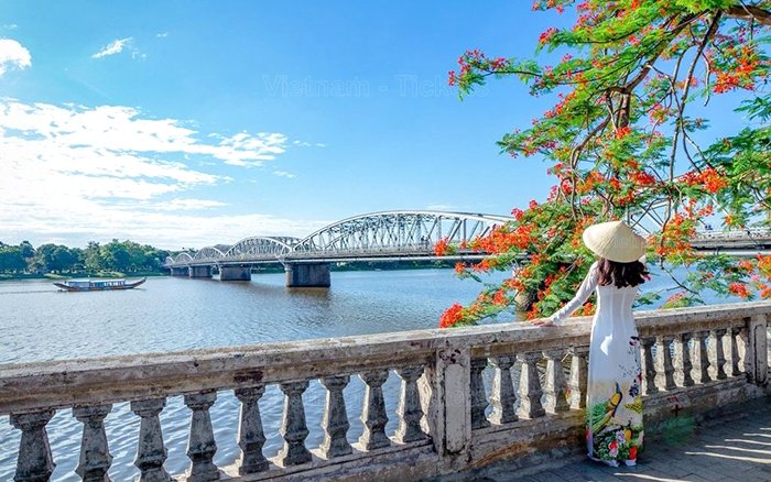 Chiều lại ra check-in tại cầu Tràng Tiền ngắm vẻ đẹp sông Hương | Chơi gì ở Huế trong 1 ngày