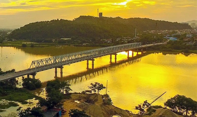 Khung cảnh vẻ đẹp chiều tà tại cây cầu cổ bắc qua sông Lam - Cầu Bến Thủy | Chơi gì ở Vinh?