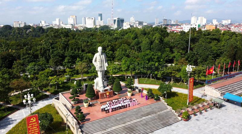 Tham quan Quảng trường và Tượng đài Hồ Chí Minh rộng lớn, thoáng đãng, trong lành | Chơi gì ở Vinh?