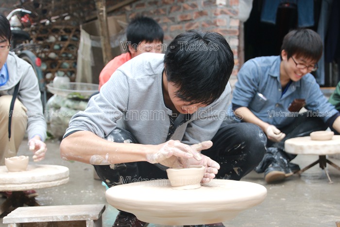 Trải nghiệm 1 ngày làm nghệ nhân gốm tại Làng gốm Bát Tràng | Địa điểm du lịch gần Hà Nội trong 1 ngày