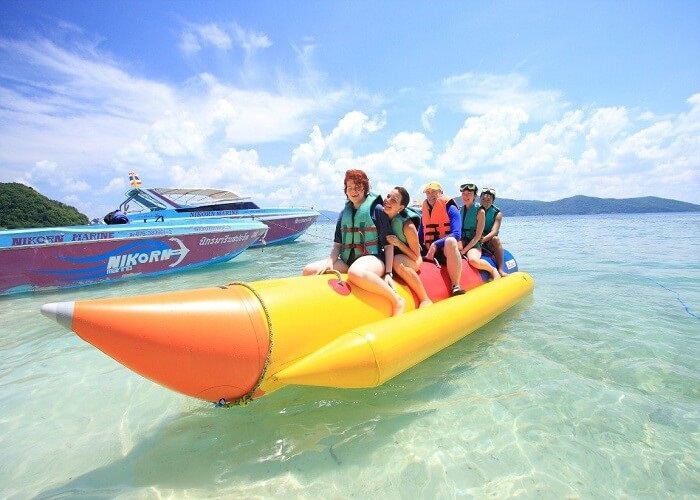 Cưỡi thuyền chuối là hoạt động thú vị tại đảo Coral Pattaya