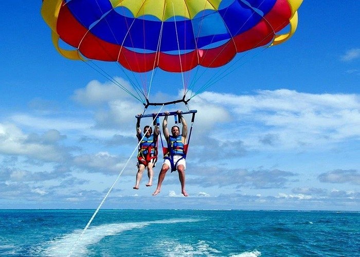 Chơi trò mạo hiểm dù bay trên biển tại đảo Coral Pattaya Thái Lan