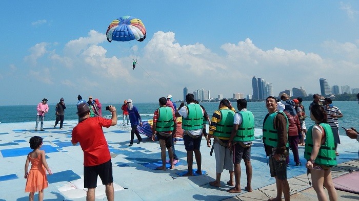 Bạn nên hỏi giá dịch vụ trước khi trải nghiệm vui chơi tại đảo Coral Pattaya Thái Lan