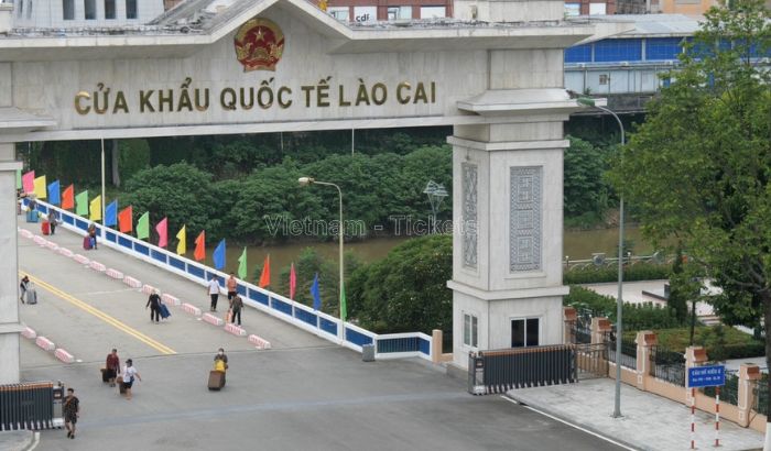 Du khách có thể đi xe khách tới cửa khẩu Lào Cai để vào Trung Quốc