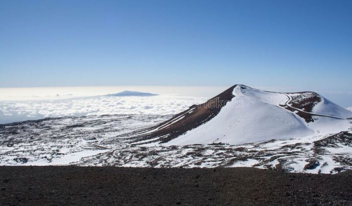 Núi Mauna Kea quanh năm phủ tuyết với nhiệt độ khắc nghiệt vào mùa đông