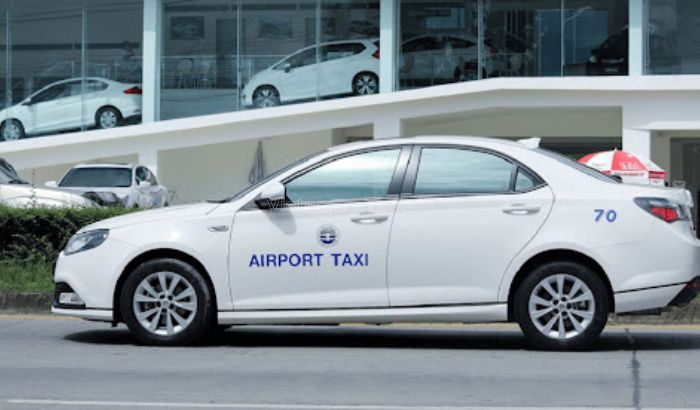 Taxi là phương tiện di chuyển phổ biến từ sân bay Chiang Mai về trung tâm