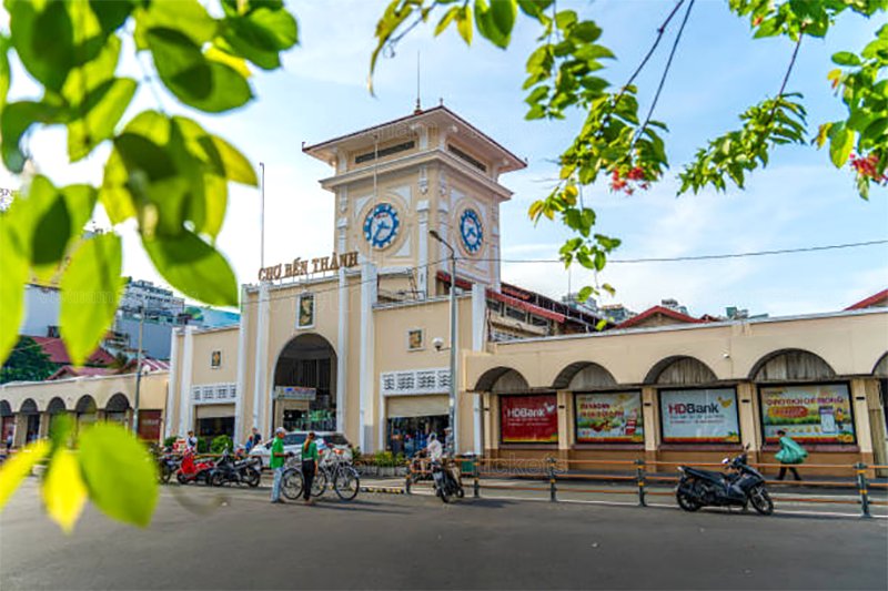 Bạn đừng quên đến trải nghiệm mua sắm và nét văn hóa độc đáo của người Sài Gòn tại chợ Bến Thành nhé | Giá vé máy bay Côn Đảo Sài Gòn