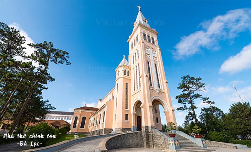 Nhà thờ Chính Tòa - công trình kiến trúc Pháp cổ tiêu biểu ở Đà Lạt | Giá vé máy bay Vinh Đà Lạt