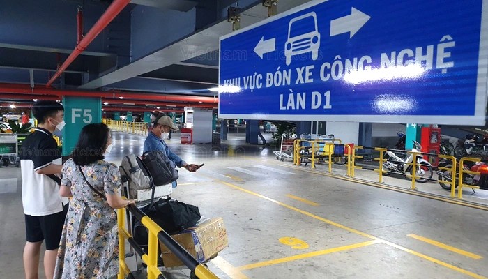 Khu vực đón xe công nghệ tại sân bay quốc tế Tân Sơn Nhất | Hướng dẫn đi từ sân bay Tân Sơn Nhất đến nội địa