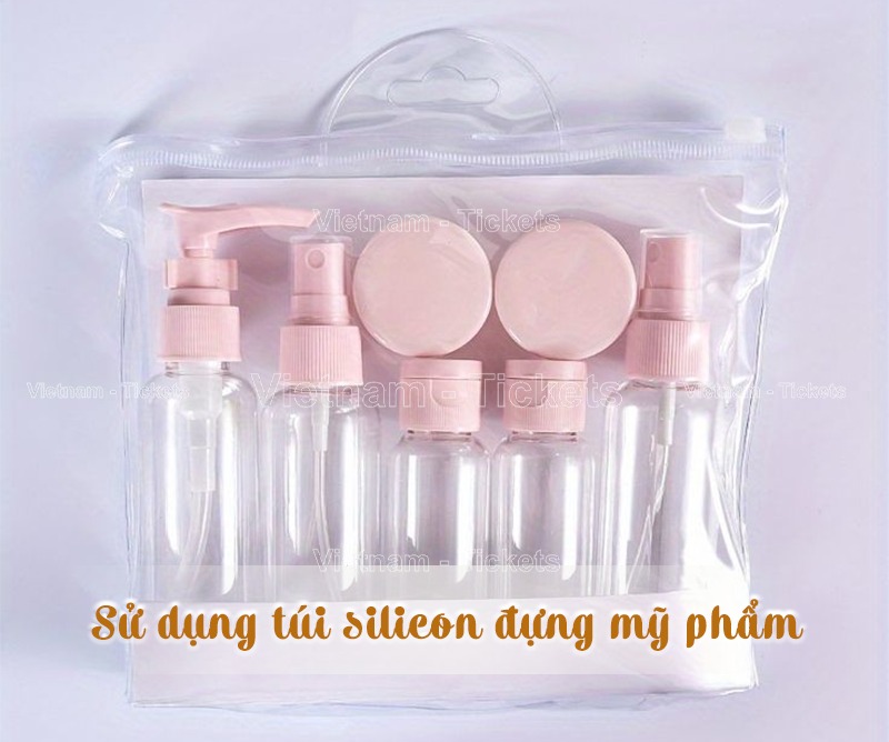 Sử dụng túi silicon đựng tất cả mỹ phẩm để đảm bảo an toàn, không bị tràn đổ | Mẹo chiết mỹ phẩm du lịch