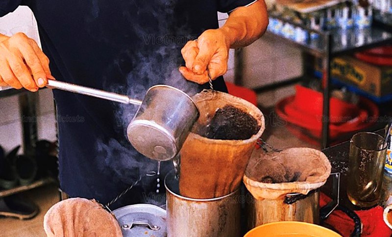 Hãy đến và thưởng thức hương vị cà phê vợt đậm chất Sài Thành thôi nào | Mua vé máy bay Hà Nội Sài Gòn