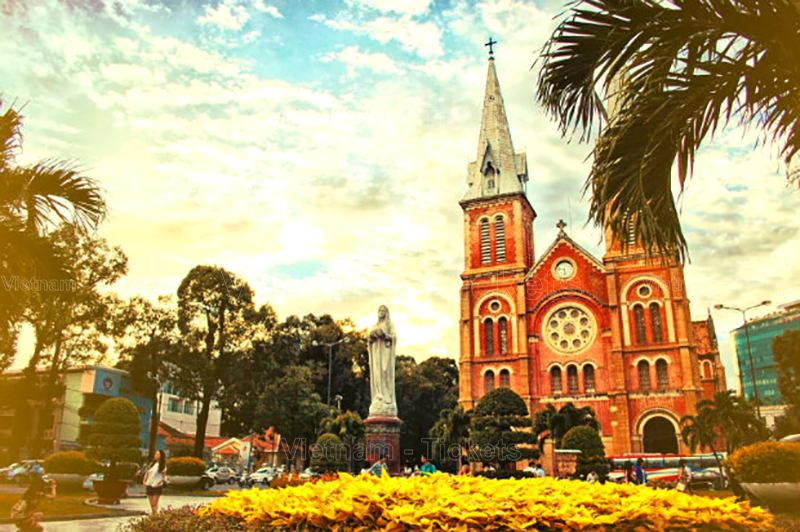Nhà thờ Đức Bà - công trình kiến trúc công giáo độc đáo đi vào huyền thoại ở Sài Gòn | Mua vé máy bay Hà Nội Sài Gòn