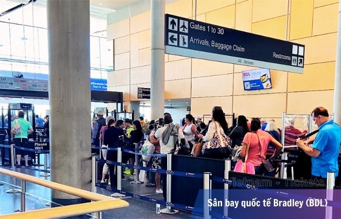 Khu vực check - in tầng 1 nhà ga quốc tế sân bay Bradley