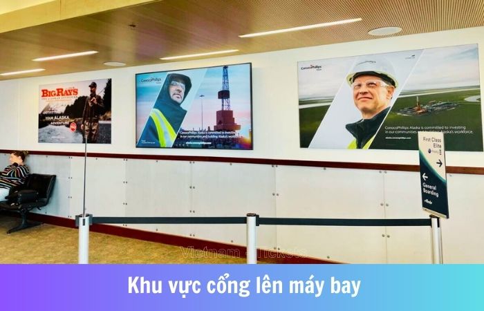 Quầy vé và cổng lên máy bay tại sân bay Fairbanks (FAI)