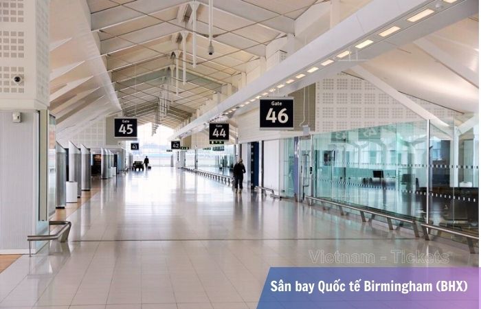 Khu vực cửa lên máy bay tại nhà ga sân bay Quốc tế Birmingham (BHX)