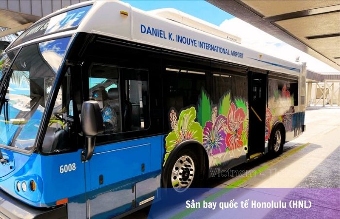 Xe buýt là cách di chuyển phổ biến từ sân bay quốc tế Honolulu về trung tâm