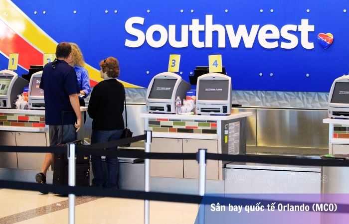 Các quầy thủ tục của hãng Southwest Airlines tại khu vực B sân bay Orlando