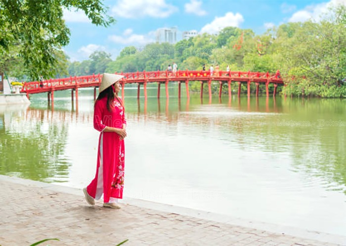 Du ngoạn ngắm cảnh bên hồ Hoàn Kiếm - Hà Nội | Tháng 2 nên đi du lịch ở đâu?