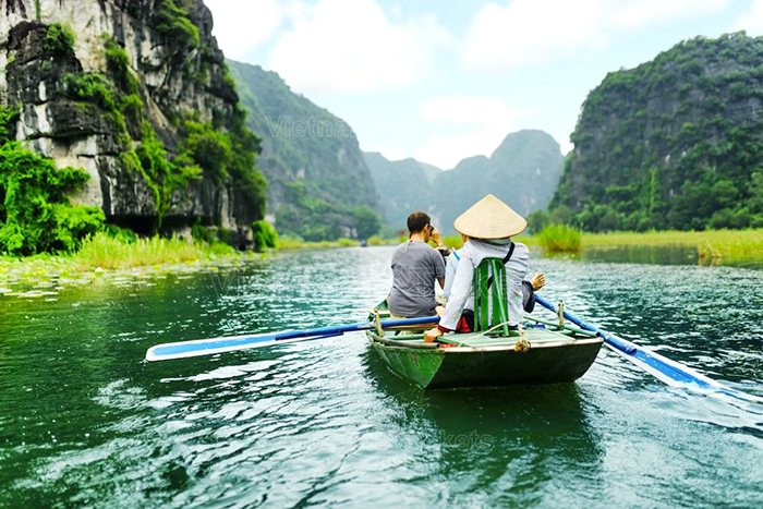 Du ngoạn trên thuyền ngắm cảnh đẹp tháng 2 của Ninh Bình | Tháng 2 nên đi du lịch ở đâu?