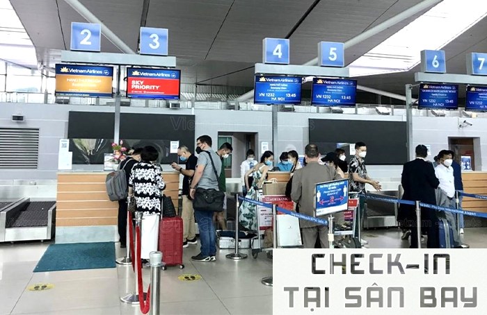 Hành khách đang thực hiện check-in tại quầy thủ tục sân bay | Check-in sân bay