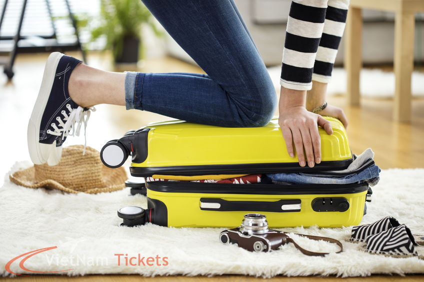 Woman overpacked suitcase 74513352 Sebnem Ragivola 123RF