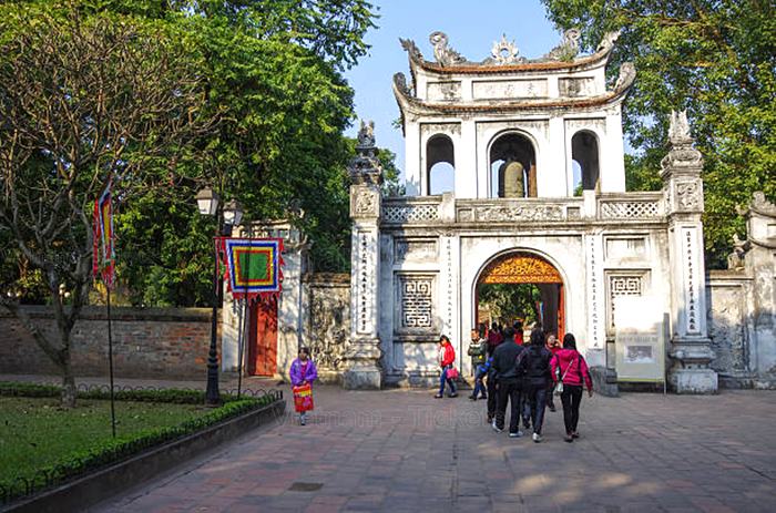 Đoàn tham quan Văn Miếu Quốc Tử Giám - di tích nổi bật tại Hà Nội | Tour Hà Nội Hạ Long 3N2Đ