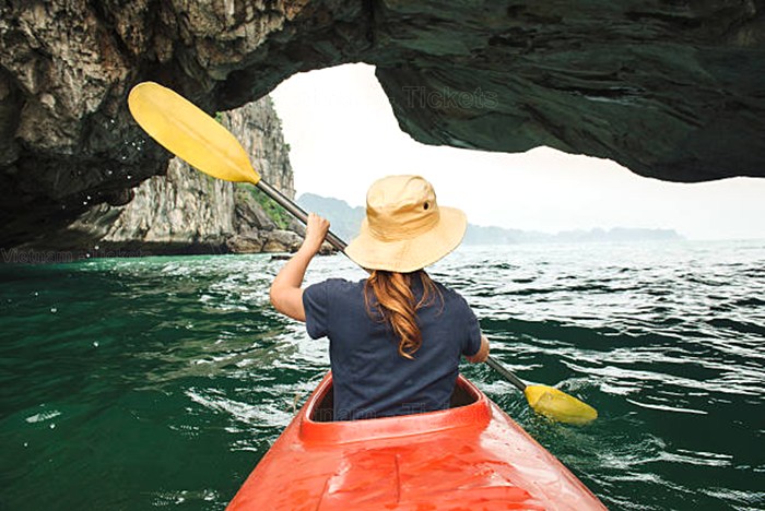 ​ Ngày 2: Quý khách được trải nghiệm chèo thuyền Kayak qua hang luồn | Tour Hà Nội Hạ Long 3N2Đ  ​