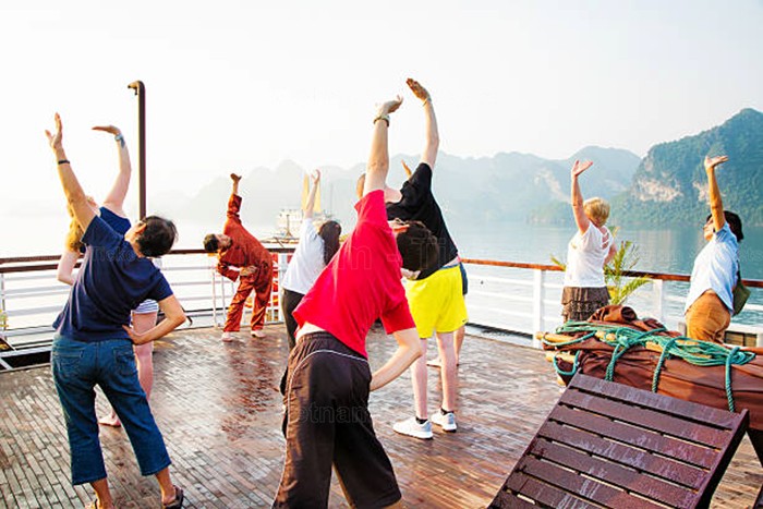 Ngày 3: Buổi sáng Quý khách tham gia lớp thể dục ngắm bình minh | Tour Hà Nội Hạ Long 3N2Đ  ​