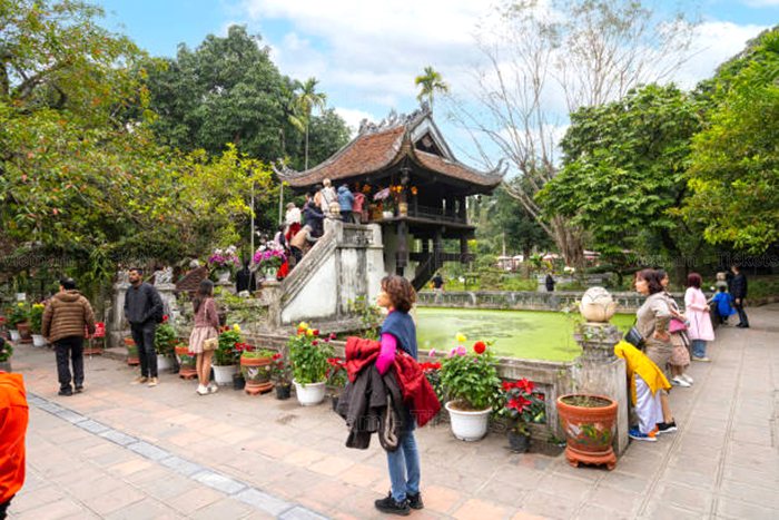 Ngày 1: Đoàn tham quan chùa Một Cột - điểm du lịch tâm linh nổi bật tại Hà Nội | Tour Hà Nội Hạ Long 3N2Đ