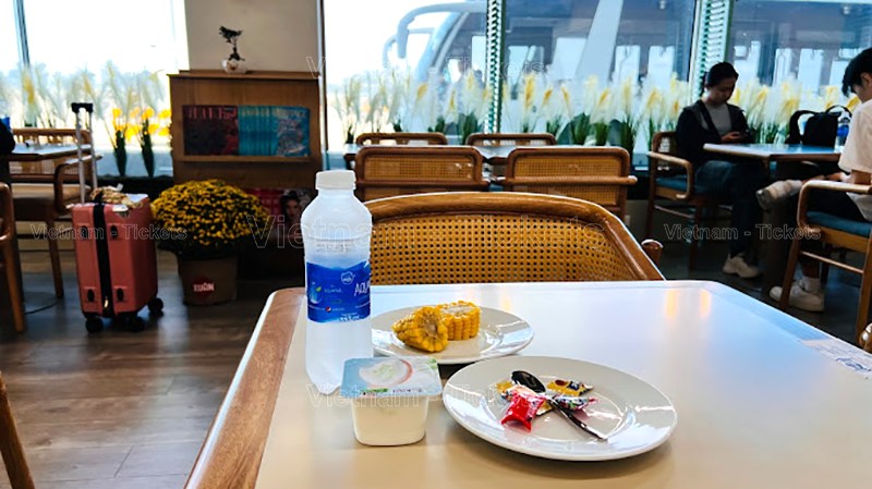 Có khu vực ăn uống, menu đa dạng cho bạn trải nghiệm trước khi bắt đầu chuyến bay | Từ sân bay Tuy Hòa về Phú Yên