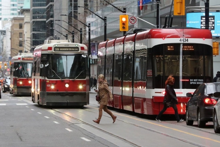 Xe Bus - Phương tiện phổ biến tại Canada
