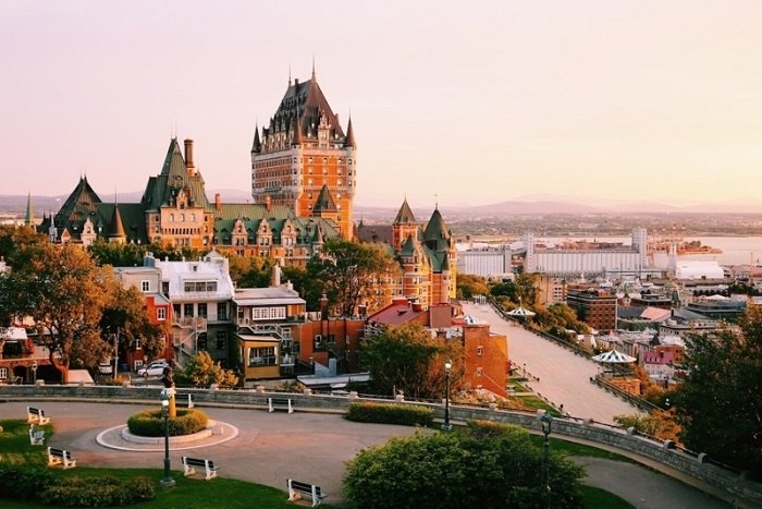 Canada nổi tiếng với mùa thu lãng mạn và các cảnh sắc thiên nhiên bốn mùa xinh đẹp. 