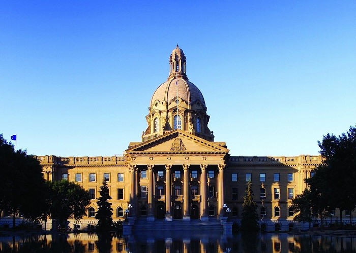 Chiêm ngưỡng tòa nhà lập pháp Alberta.