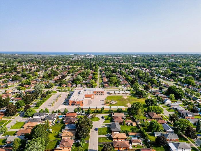 Thành phố Oshawa thuộc bờ nam bang Ontario, Canada