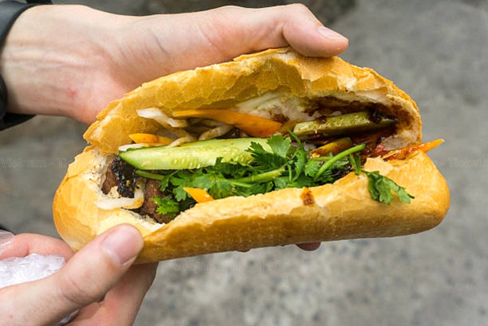 Thưởng thức bánh mì Sài Gòn thơm ngon, giòn rụm | Vé máy bay Chu Lai Sài Gòn giá rẻ