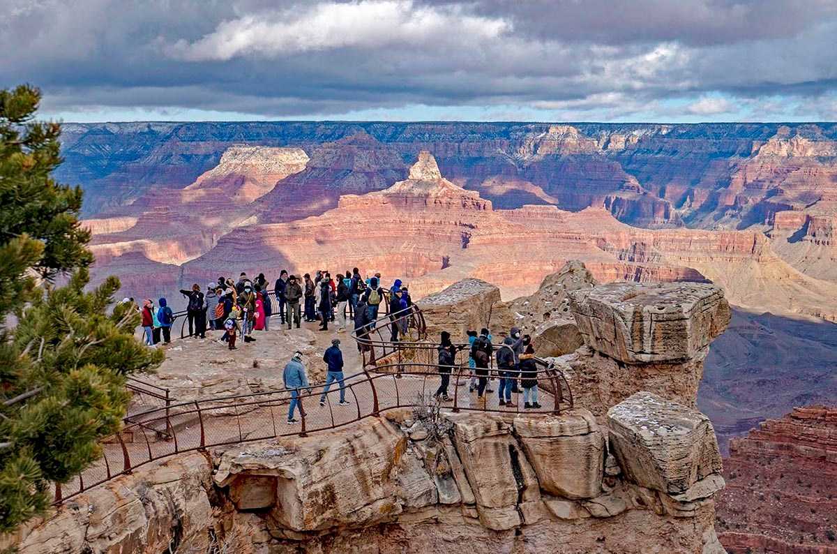 Grand Canyon được hình thành do sự xói mòn của đá bởi dòng chảy của sông Colorado
