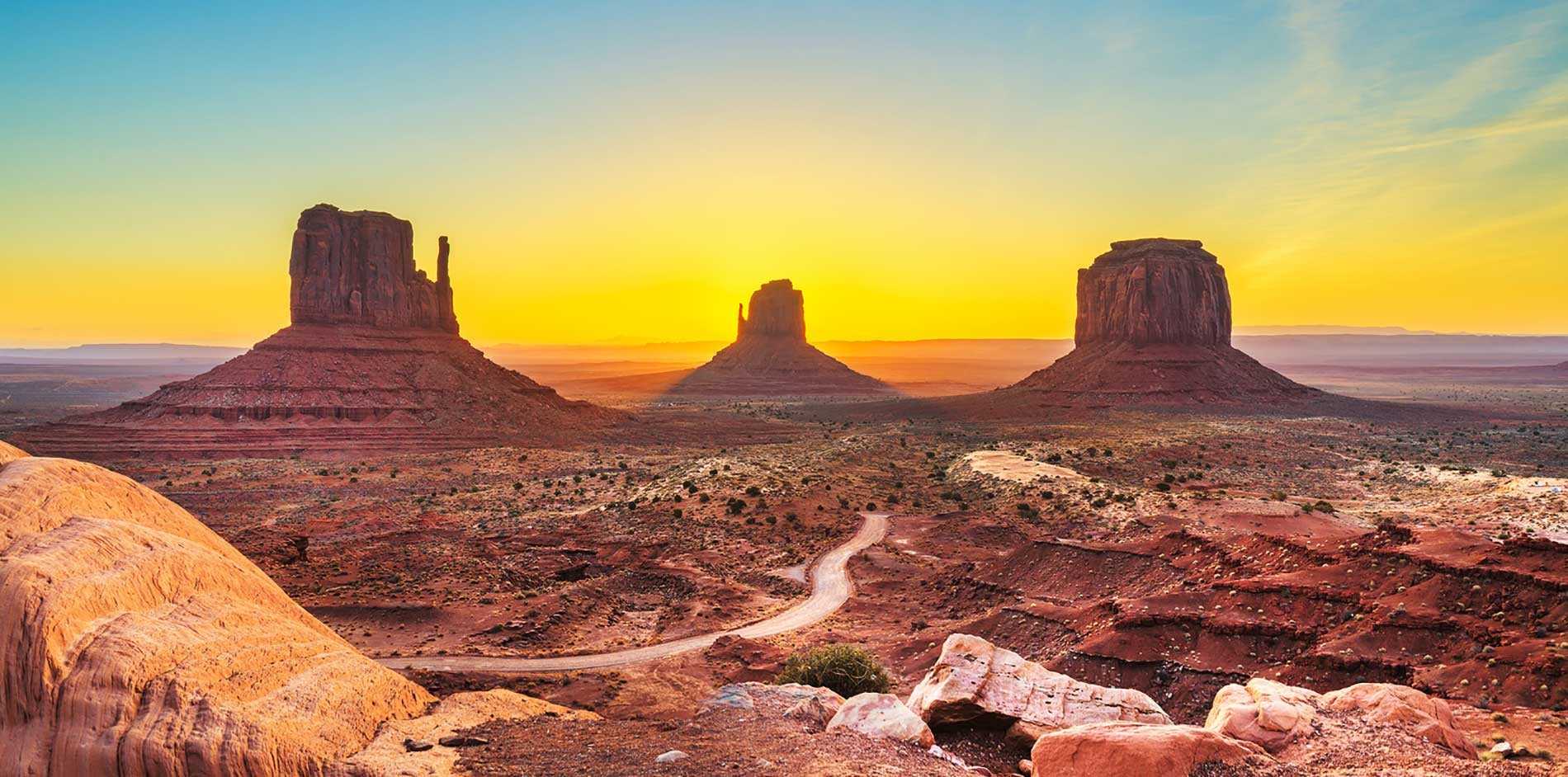 Kayenta - Arizona gây ấn tượng bằng các cảnh quan độc đáo trông như những ngọn lửa màu đỏ nổi lên giữa sa mạc