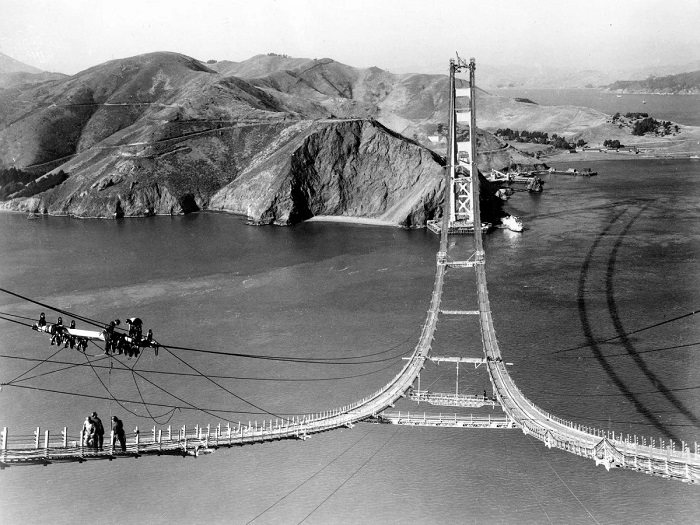 Cầu Cổng Vàng được khởi công xây dựng từ năm 1933 đến 1937