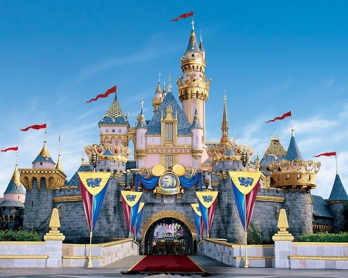 Fantasyland sẽ mang đến nhiều trải nghiệm thú vị tại công viên Disneyland.