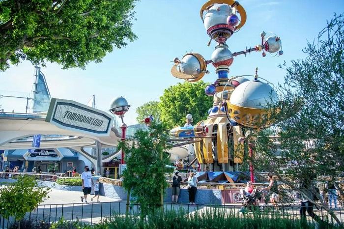 Khu vui chơi Tomorrowland của công viên Disneyland