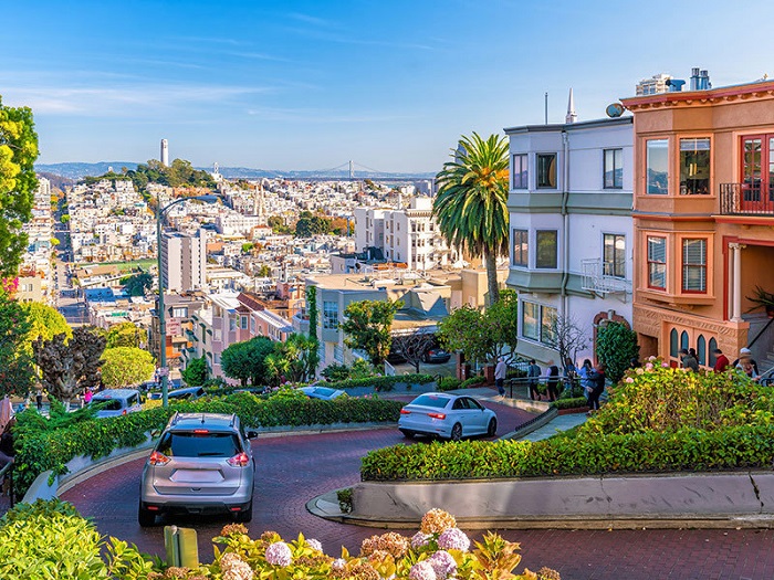 Đường Lombard là đường phố dốc, ngoằn ngoèo nhất tại San Francisco